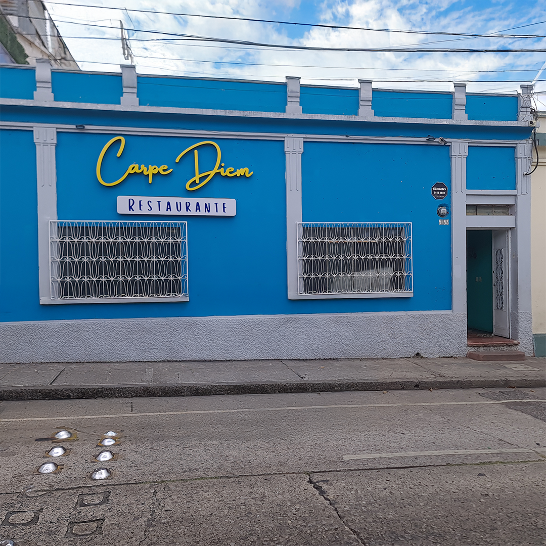 Fachada del restaurante Carpe Diem en zona 1 de Ciudad de Guatemala, espacio ideal para cenas románticas, música en vivo y celebraciones especiales.