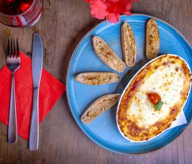 Lasaña a la boloñesa servida en Carpe Diem Restaurante, con carne, queso gratinado y salsa artesanal, en zona 1, Ciudad de Guatemala.
