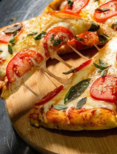 Pizza Margherita artesanal servida en Carpe Diem Restaurante, zona 1, Ciudad de Guatemala. Masa casera, ingredientes frescos y ambiente encantador